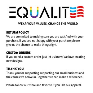 Pode incluir: A palavra "EQUALITE" em preto, com a letra "Q" nas cores do arco-&iacute;ris e uma bandeira americana estilizada. O texto "WEAR YOUR VALUES, CHANGE THE WORLD" est&aacute; abaixo. O texto adicional inclui a pol&iacute;tica de devolu&ccedil;&atilde;o, pedidos personalizados e uma mensagem de agradecimento.
