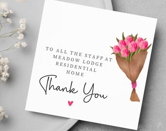 Puede incluir: Una tarjeta blanca con el texto "To all the staff at Meadow Lodge Residential Home Thank You" y un corazón rosa. Un ramo de tulipanes rosas envueltos en papel marrón se ilustra en el lado derecho de la tarjeta.