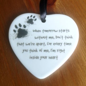 Ricordo di un cane in ceramica con cuore appeso Zampe di cane Mi dispiace per il tuo cane Memoriale per la perdita di un animale domestico con regalo di simpatia Cagnolino sul ponte dell'arcobaleno