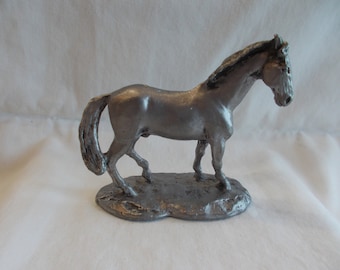 Vintage~Peltro~Cavallo~Statuetta~1975~FIRMATO~Quarter Horse~Cavallo da corsa~Cavallo selvaggio~Equino~Equestre~Regalo