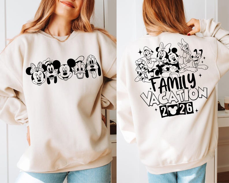 Peut inclure: Sweat-shirt cr&egrave;me avec un motif noir et blanc de personnages Disney. L'avant pr&eacute;sente des visages de personnages, tandis que l'arri&egrave;re affiche "Family Vacation 2026" avec d'autres personnages.