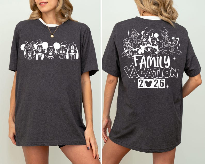 Peut inclure: T-shirt gris fonc&eacute; avec bordure blanche. Le devant pr&eacute;sente des visages de personnages Disney, tandis que le dos affiche un groupe de personnages et le texte "FAMILY VACATION 2026".