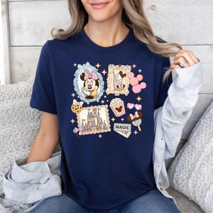 Maglietta retrò Minnie Meet Me On Main Street, maglietta Main Street Park, maglietta per viaggio a Disneyworld, maglietta coordinata per la famiglia, felpa Disney carina immagine 5