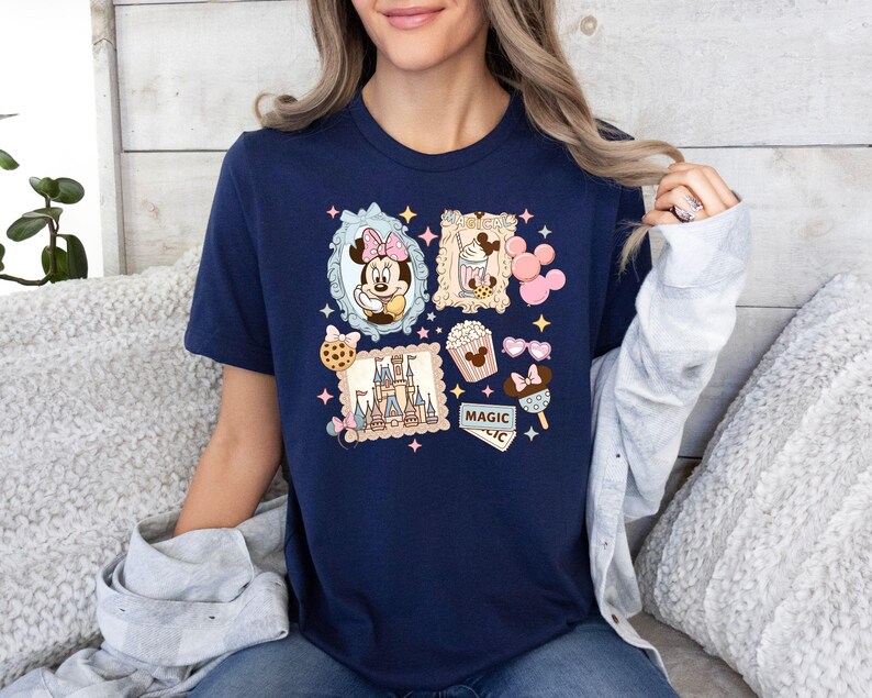 Maglietta retrò Minnie Meet Me On Main Street, maglietta Main Street Park, maglietta per viaggio a Disneyworld, maglietta coordinata per la famiglia, felpa Disney carina immagine 5