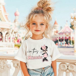 Maglietta di compleanno &quot;I&#39;m This Minnie&quot;, festa di compleanno Disney, regalo per il 4° compleanno, viaggio di compleanno a Disneyland, principessa del compleanno, maglietta per il 4° compleanno