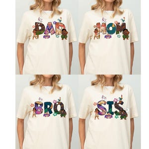 K&ouml;nnte beinhalten: Vier wei&szlig;e T-Shirts mit Moana-Motiv. Die Shirts zeigen die W&ouml;rter "DAD", "MOM", "BRO" und "SIS" mit Moana-Charakteren und Blumenmustern.