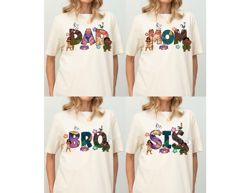 K&ouml;nnte beinhalten: Vier wei&szlig;e T-Shirts mit Moana-Motiv. Die Shirts zeigen die W&ouml;rter "DAD", "MOM", "BRO" und "SIS" mit Moana-Charakteren und Blumenmustern.