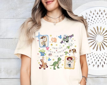 レトロコケット ディズニー トイストーリー ユーブ・ゴット・ア・フレンド・イン・ミー シャツ、トイストーリー キャラクター Tシャツ、ディズニーランド旅行シャツ、ファミリーお揃いパーカー