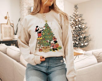 Sudadera retro de Mickey y Minnie bajo el árbol de Navidad, sudadera navideña de Disney Mouse, camiseta navideña de pareja de Disney, camiseta de Disneyland