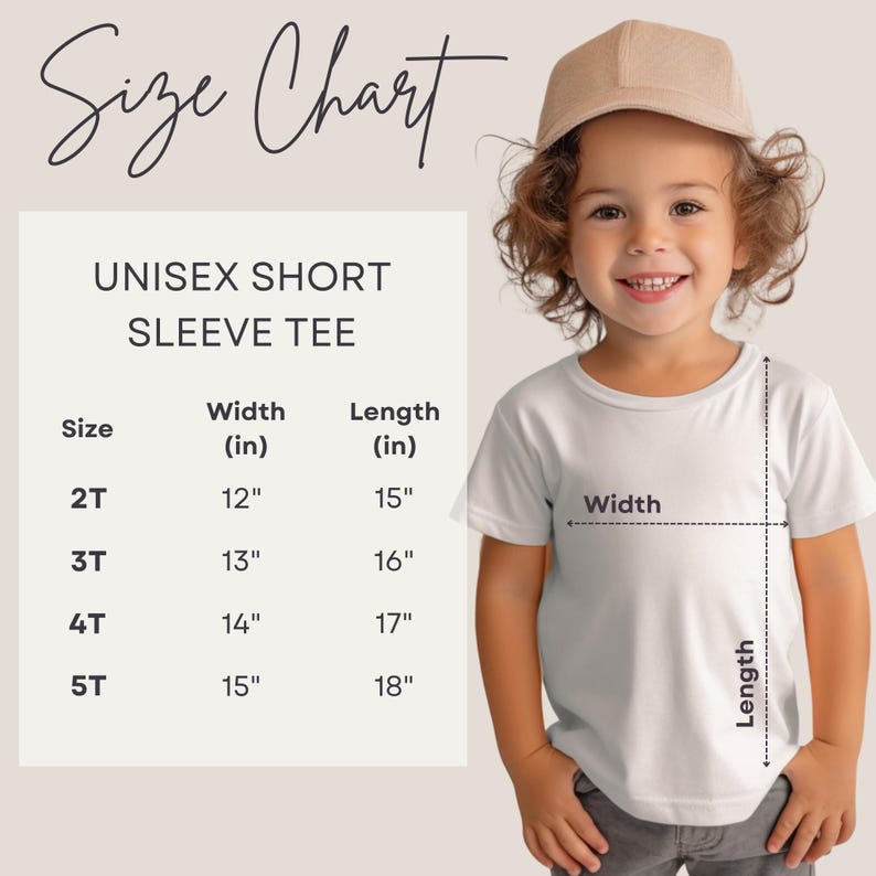 Op de afbeelding: Een kind draagt een wit T-shirt met korte mouwen. De afbeelding bevat een maattabel voor unisex T-shirts met korte mouwen, met afmetingen in inches voor de maten 2T tot 5T. De tabel toont breedte- en lengtematen.