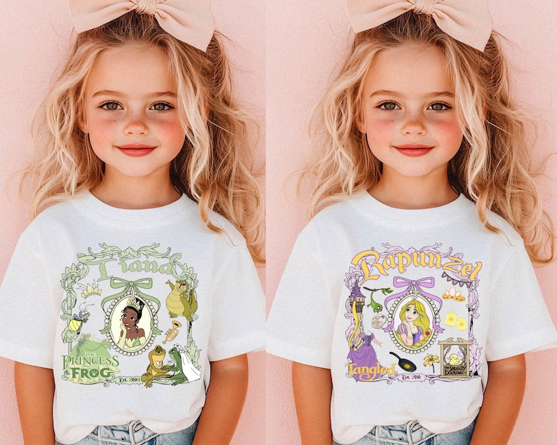 Pu&ograve; includere: Due magliette bianche con grafiche a cartoni animati di principesse Disney. Una maglietta mostra "Tiana" con una cornice verde e personaggi de "La principessa e il ranocchio". L'altra maglietta mostra "Rapunzel" con una cornice viola e personaggi di "Rapunzel - L'intreccio della torre".