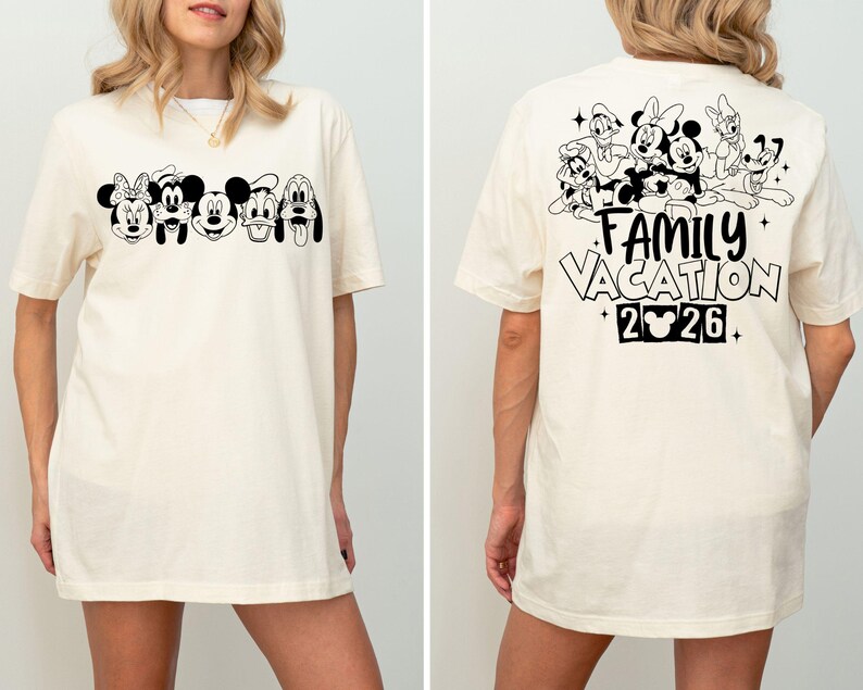 Peut inclure: T-shirt cr&egrave;me avec un motif noir et blanc de personnages Disney &agrave; l'avant. Le dos du t-shirt affiche d'autres personnages et le texte "FAMILY VACATION 2026" avec une ic&ocirc;ne de Mickey Mouse.