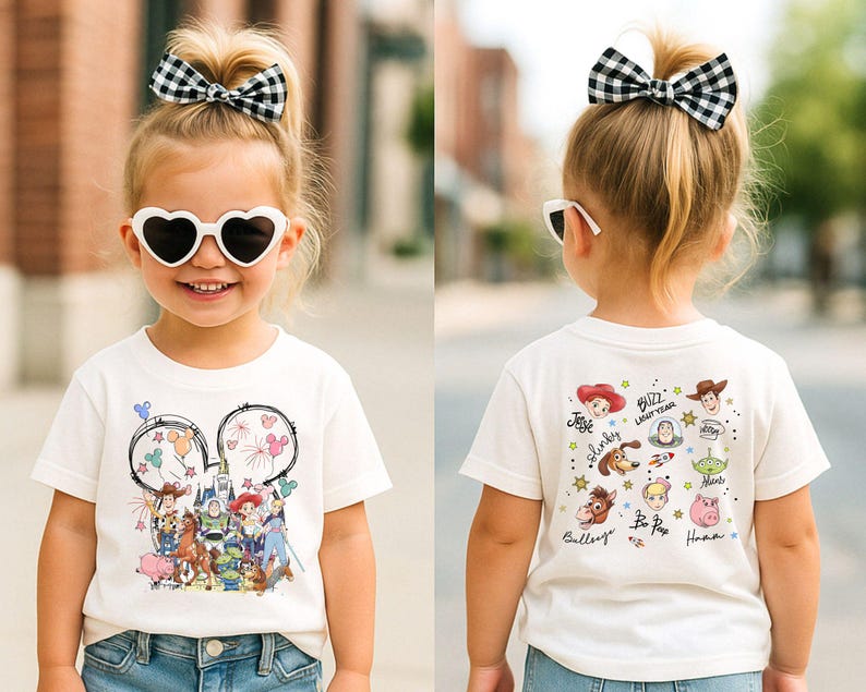 Op de afbeelding: Een wit t-shirt met een kleurrijke afbeelding van Disney-personages, waaronder Woody en Buzz Lightyear. De voorkant heeft een Mickey Mouse-hoofdontwerp met vuurwerk en ballonnen. De achterkant van het shirt toont meer karakterillustraties en tekst.