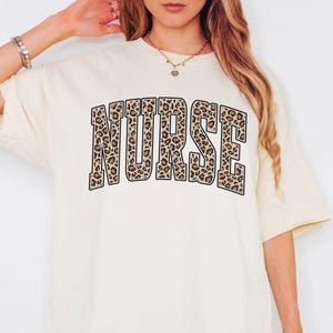 Leopard Krankenschwester Shirt, Krankenschwester T-Shirt, RN Shirt, Krankenpflege Schule Shirt, Krankenschwester Shirt, Krankenschwester Geschenk, Geschenk für Shirt, trendiges Frauen Shirt