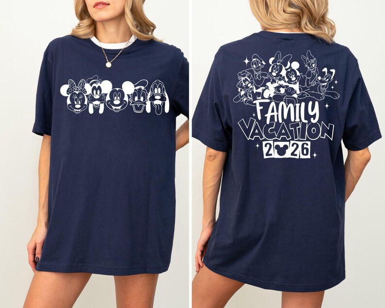 Peut inclure: T-shirt bleu marine avec bordure blanche. L'avant pr&eacute;sente une ligne de personnages de dessins anim&eacute;s, et le dos affiche "FAMILY VACATION 2026" avec d'autres personnages de dessins anim&eacute;s. Un t-shirt amusant et d&eacute;contract&eacute;.
