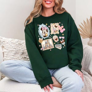 Pu&ograve; includere: Una tazza di ceramica bianca con manico nero e la scritta "But First, Coffee" in nero, con un carattere a mano. La tazza &egrave; su una superficie bianca.