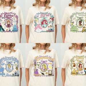 Pu&ograve; includere: T-shirt color crema con varie principesse Disney. Ogni maglietta ha un ritratto incorniciato di una principessa con personaggi correlati e il nome della principessa. Le principesse includono Anna, Ariel, Tiana, Cenerentola, Rapunzel e Belle.