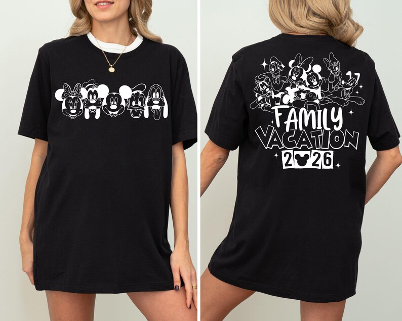 Peut inclure: T-shirt noir avec bordure blanche. Le devant pr&eacute;sente des visages de personnages de dessins anim&eacute;s. Le dos affiche des personnages de dessins anim&eacute;s, les mots "FAMILY VACATION 2026" et une t&ecirc;te de Mickey Mouse.