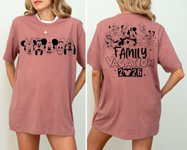 Peut inclure: T-shirt rose poudr&eacute; avec des graphiques noirs de personnages Disney. L'avant pr&eacute;sente Mickey, Minnie et leurs amis. Le dos affiche le texte "Family Vacation 2026" avec d'autres personnages. Un tee-shirt confortable et d&eacute;contract&eacute;.