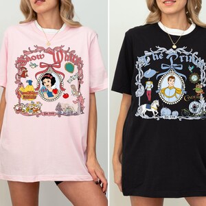 Pu&ograve; includere: Due magliette, una rosa e una nera, con disegni di principesse Disney. La maglietta rosa mostra Biancaneve con il testo "Snow White", e la maglietta nera mostra il Principe con il testo "The Prince". Entrambe hanno un girocollo.