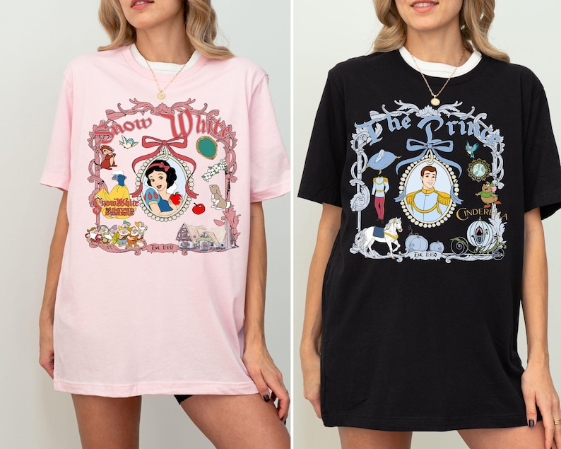 Pu&ograve; includere: Due magliette, una rosa e una nera, con disegni di principesse Disney. La maglietta rosa mostra Biancaneve con il testo "Snow White", e la maglietta nera mostra il Principe con il testo "The Prince". Entrambe hanno un girocollo.