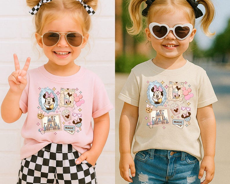 Pu&ograve; includere: Due bambini che indossano magliette con una grafica di Minnie Mouse. La maglietta rosa presenta un personaggio dei cartoni animati di Minnie Mouse in una cornice blu, un castello e altre immagini a tema. La maglietta beige ha un design simile. Entrambe le magliette sono a maniche corte.