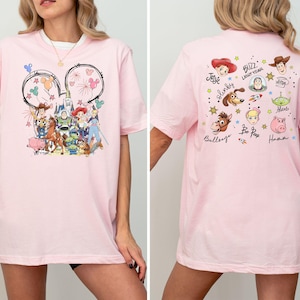 Op de afbeelding: Een set van drie keramische mokken met een gespikkelde, matte afwerking. De mokken zijn in cr&egrave;me, lichtgrijs en donkergrijs. Elke mok heeft een eenvoudig, minimalistisch ontwerp.