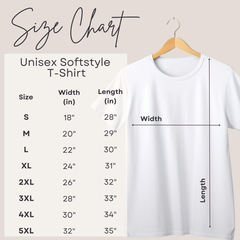 Op de afbeelding: Een wit Unisex Softstyle T-shirt hangt aan een houten hanger. Links wordt een maattabel weergegeven met afmetingen in centimeters voor de maten S tot en met 5XL. De tabel bevat breedte- en lengtematen voor elke maat.