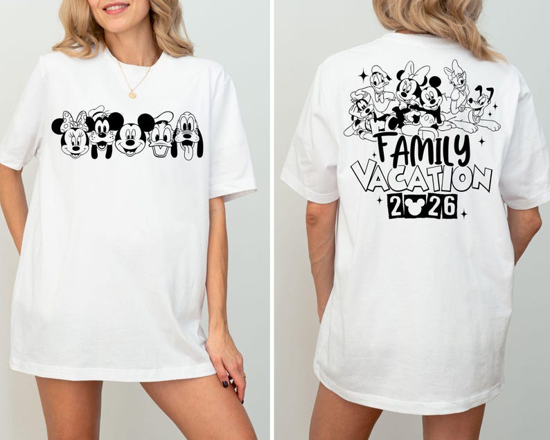Peut inclure: T-shirt blanc avec un motif noir et blanc de personnages Disney, dont Minnie Mouse, Mickey Mouse et Pluto. Le dos du t-shirt affiche le texte "FAMILY VACATION 2026" avec des illustrations de personnages.