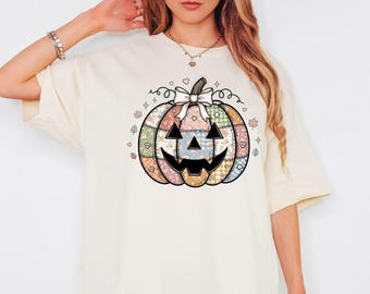 Maglietta patchwork con zucca sorridente, maglietta autunnale Tis the Season, maglietta da donna con zucca carina, regalo autunnale con zucca floreale per il Ringraziamento, Halloween