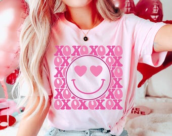 XOXO Smiley Face Valentine Shirt, Cute Valentines Sweatshirt, Pink Smiley Face Love Sweatshirt, Valentine's Day Shirt, XOXO Sweater, Gift