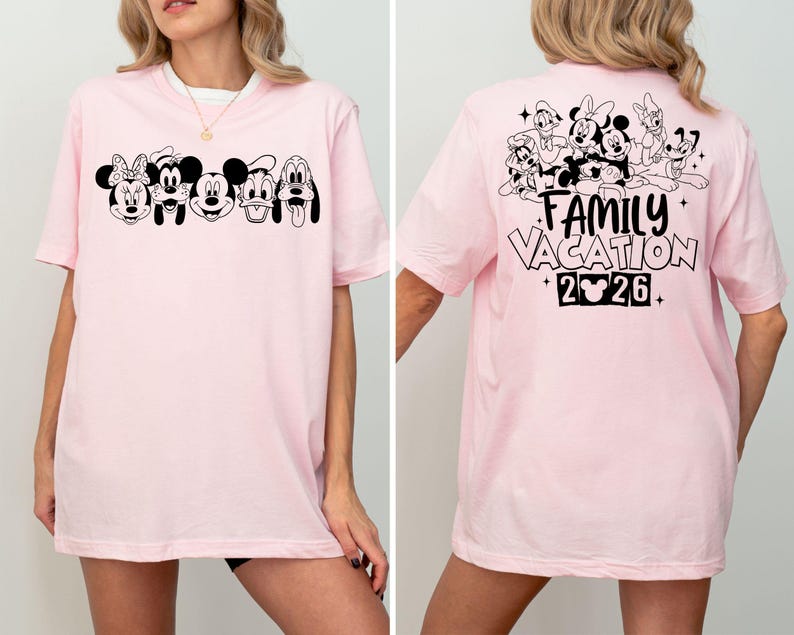 Peut inclure: T-shirt rose clair avec des visages de personnages de dessins anim&eacute;s en noir et blanc sur le devant. Le dos du t-shirt affiche un groupe de personnages de dessins anim&eacute;s et le texte "FAMILY VACATION 2026".