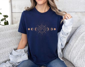 Maglietta celeste alla moda, maglietta con fasi lunari, maglietta boho mistica con luna e sole, outfit boho con luna, regali di abbigliamento spirituale per donne con luna, regalo per lei