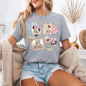 Maglietta retrò Minnie Meet Me On Main Street, maglietta Main Street Park, maglietta per viaggio a Disneyworld, maglietta coordinata per la famiglia, felpa Disney carina immagine 9