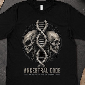 Può includere: Una t-shirt nera con una stampa grafica di un filamento di DNA a doppia elica posizionato tra una testa aliena e un teschio umano. Il testo ANCESTRAL CODE e IN MY CODE, IN MY BLOOD è stampato in grigio chiaro sotto il disegno centrale.