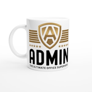 Op de afbeelding: Witte keramische mok met een goud en zwart ontwerp. Het ontwerp bevat een gouden schild met de letter "A", gouden sterren en het woord "ADMIN" in vette zwarte letters. De tekst "THE ULTIMATE OFFICE SUPERHERO" staat eronder.