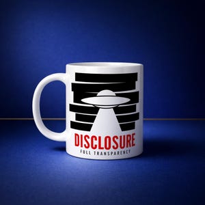 Può includere: Tazza in ceramica bianca con grafica in bianco e nero di un UFO e la parola "DISCLOSURE" in rosso. Sotto c'è la scritta "FULL TRANSPARENCY". La tazza ha un manico curvo ed è posta su uno sfondo blu.