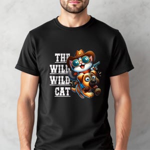 Maglietta con il divertente gatto cowboy The Wild Wild Cat, gatto dei cartoni animati che cavalca un cane, maglietta con umorismo sugli animali del West per gli amanti di cani e gatti.