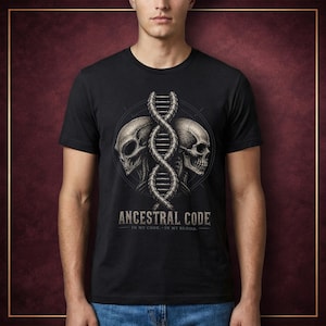 Könnte beinhalten: Schwarzes T-Shirt mit einer detaillierten Grafik von zwei Totenköpfen und einer DNA-Strähne. Das Design enthält den Text "ANCESTRAL CODE" und "IN MY CODE. IN MY BLOOD." Das Kunstwerk ist in Grau- und Weißtönen gehalten.