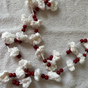 Crocheted popcorn garland