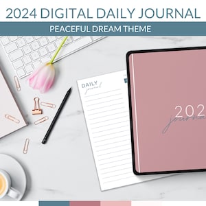 Puede incluir: Un diario digital diario con una portada rosa y el texto "2024 journal" en azul. El diario está abierto en una página con el texto "Daily journal" en azul. El diario está sobre una superficie de mármol blanco con un teclado, un tulipán rosa, una taza de café y un lápiz.