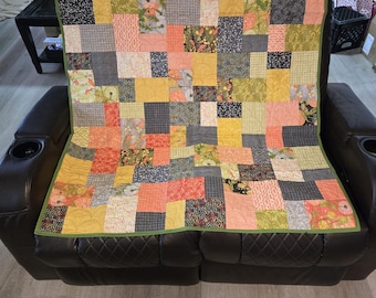 Groene quilt met bloemen en pasteltinten