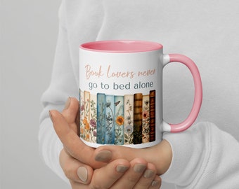 Mug citation "Book lovers never go to bed alone". Livres et fleurs pour amatrice de livres, libraires, bibliothécaires, etc.
