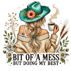 Może przedstawiać: Kobieta z blond włosami, w turkusowym kowbojskim kapeluszu i kremowym swetrze, trzyma filiżankę kawy. Jest otoczona kwiatami i kłosami pszenicy. Pod nią widnieje tekst "Bit of a mess but doing my best".