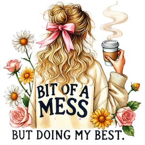 Może przedstawiać: Kobieta z blond włosami i różową kokardką w włosach trzyma kubek kawy. Ma na sobie kremowy sweter z napisem "Bit of a Mess But Doing My Best." Obraz jest otoczony różowymi i żółtymi kwiatami.