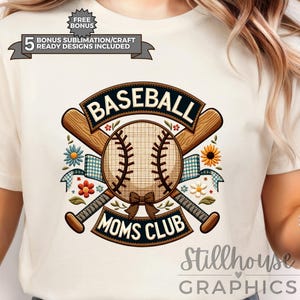 Può includere: T-shirt color crema con grafica a tema baseball. Il design include una palla da baseball, mazze incrociate e la scritta "BASEBALL MOMS CLUB". Accenti floreali e nastri circondano l'immagine centrale. La maglietta include anche il testo "Stillhouse GRAPHICS."