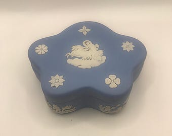 Vintage Wedgwood Blue Jasperware Pentefoil Stern Trinket Box - mit „Aurora in der Morgendämmerung“
