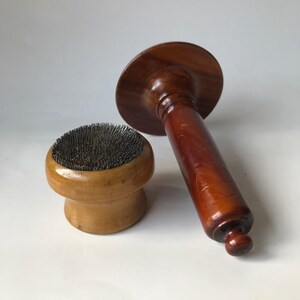 Vintage Treen Darning Duo — En "Marvel Darner" före 1921 med nålar och en senviktoriansk nålbutikssvamp