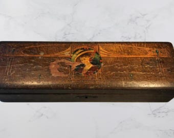 Un recuerdo atemporal: exquisita caja de lápices de madera antigua con tapa con calcomanías de papel nostálgicas