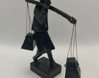 Vintage Hand geschnitzte Holzfigur – Volkskunst aus Asien, Person mit Passe und Kegelhut